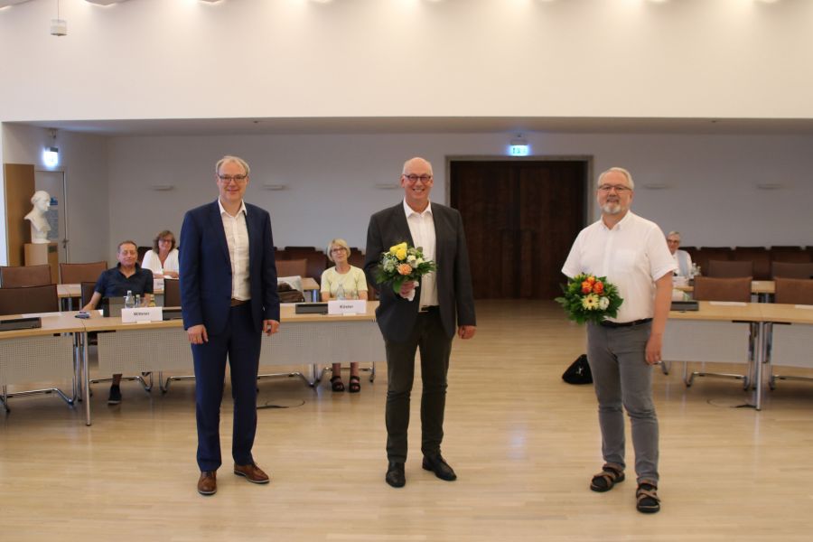 Kreisdirektor Dr. Ulrich Conradi (l.) verabschiede den Ausschussvorsitzenden Werner Jülke (mitte) und seinen Stellvertreter Bern Schulze-Waltrup. © Kreis Paderborn